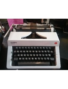 MACHINE À ÉCRIRE OLYMPIA