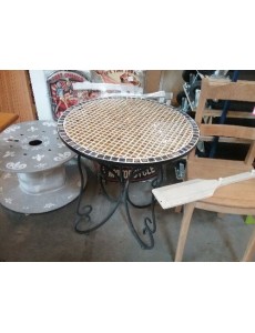 TABLE RONDE MÉTAL DESSUS...